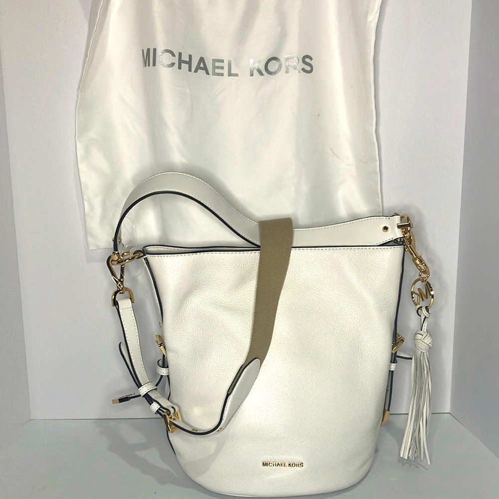 NWT Michael Kors Brooke Bucket Messenger Bag: Optic White pebble leather